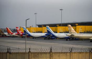 राजधानी दिल्ली में हवाई अड्डे पर हवाई यातायात नियंत्रण में तकनीकी खामी, 100 से अधिक उड़ानें विलंबित